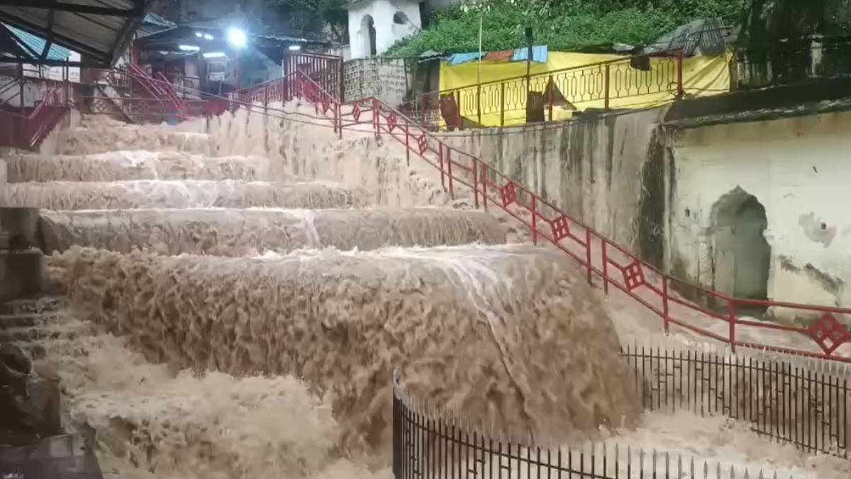 धर्मनगरी चित्रकूट में मंदाकिनी नदी का रौद्र रूप: इस मानसून में 5वीं बार उफान पर नदी, गुप्त गोदावरी बंद और रामघाट पर भरा पानी