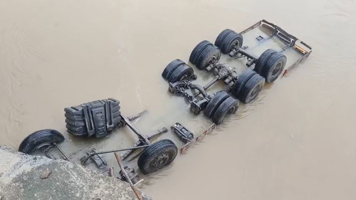 बड़ा हादसाः चील घाट की नदी में गिरा 16 चक्का ट्रक, दो  लोगों के दबे होने की आशंका, रेस्क्यू ऑपरेशन जारी