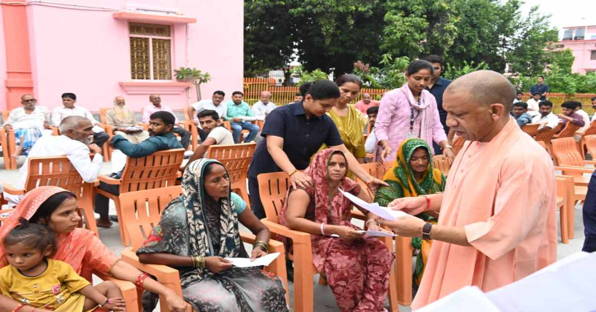 समस्या, सुनवाई और समाधानः जनता दर्शन में CM योगी ने 200 लोगों की सुनी शिकायतें, अधिकारियों को तत्काल राहत पहुंचाने के दिए निर्देश