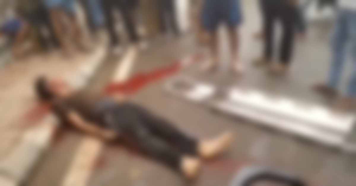 रफ्तार ने रोकी सांसेः गाय को बचाने के चक्कर में कूड़ा गाड़ी में जा घुसा बाइक सवार युवक, खून से सनी सड़क देख चीख पड़े लोग