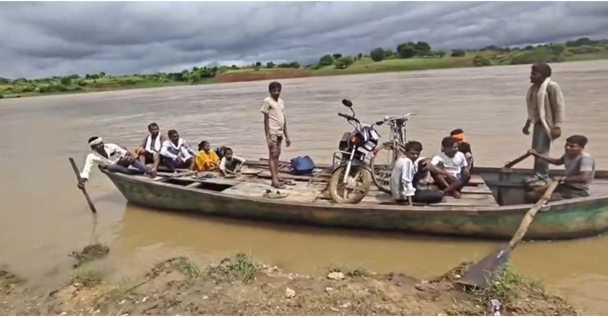 चित्रकूट में बाढ़ः केन, धसान ने मचाई खलबली, छतरपुर के कई गांवों का सपर्क टूटा, लहचूरा बांध के 9 और बान सुजारा बांध के 8 गेट खोले गए, नाव के सहारे ग्रामीण