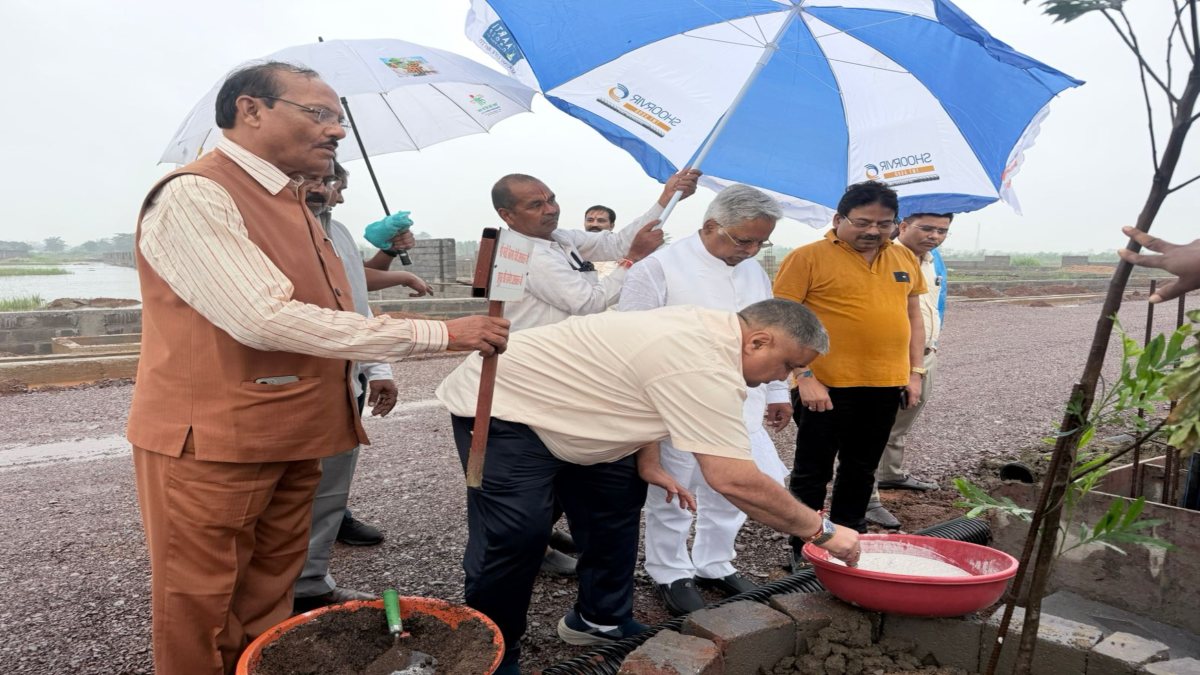आरती ग्रुप ने ‘एक पेड़ मां के नाम’ अभियान के तहत लगाए 3 हजार पौधे, मंत्री राजेश अग्रवाल ने भी किया पौधरोपण
