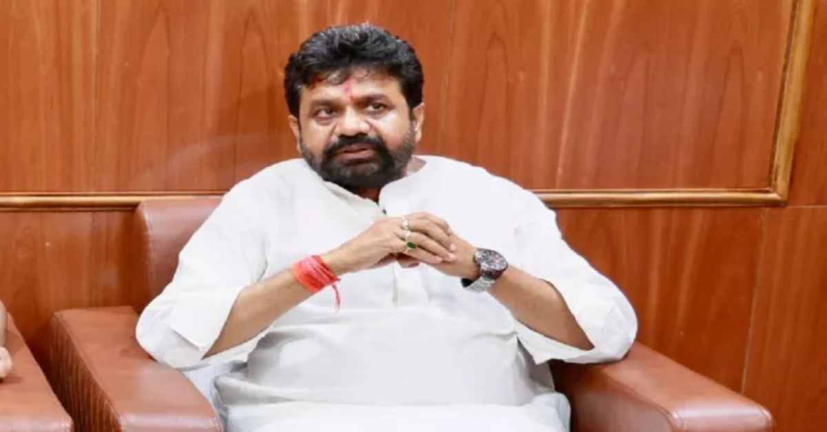 अपने गिरेबां में…ग्रेटर नोएडा में बच्ची के साथ हुए दुष्कर्म को लेकर अखिलेश यादव के बयान पर मंत्री का पलटवार, जानिए ऐसा क्या कह गए दयाशंकर मिश्र ‘दयालु’?