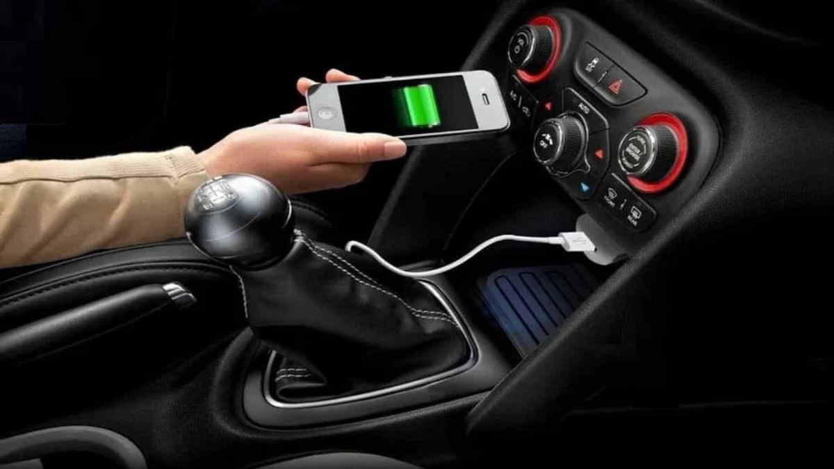 कार में Smartphone Charging की ये भूल पड़ सकती है महंगी, बैटरी और कार दोनों को हो सकता है भारी नुकसान
