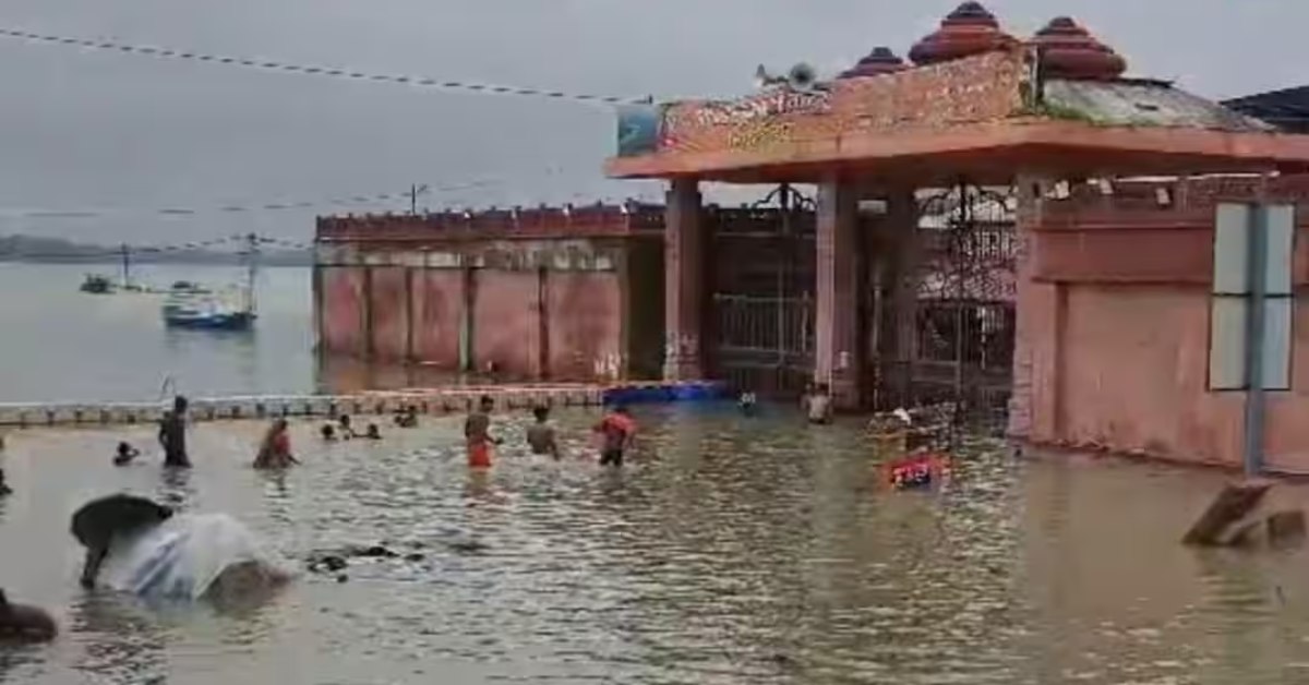 प्रयागराज में बंधवा हनुमान जी के गर्भगृह तक पहुंची गंगा-यमुना की लहरें, दर्शन बंद