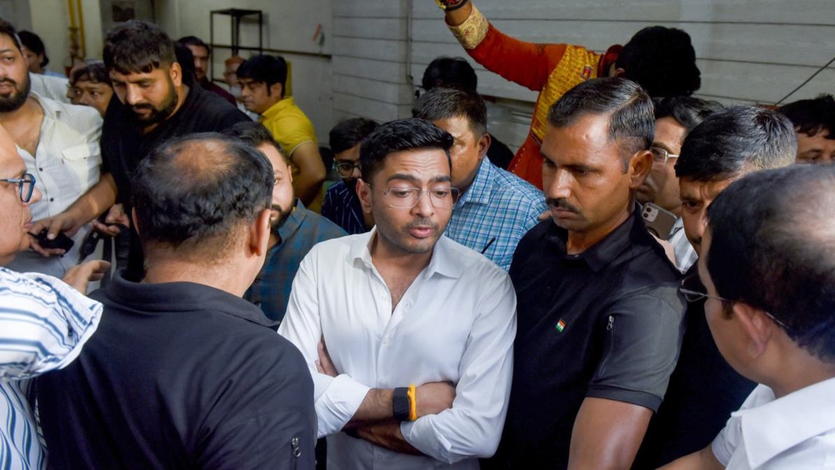 बिलबोर्ड विवाद में कोलकाता पुलिस ने अभिषेक बनर्जी सहित डेरेक ओ ब्रायन को जारी किया नोटिस, अब तक 14 गिरफ्तार