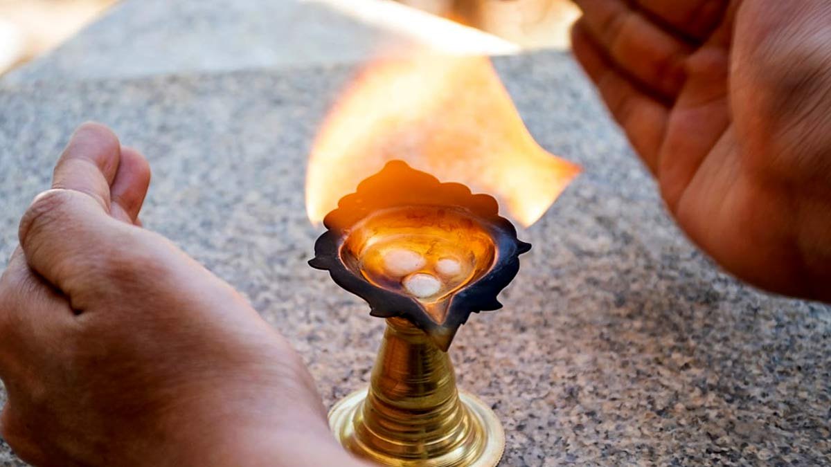 कपूर के इस उपाय से घर में आएगी सकारात्मकता, 7 दिनों में ऐसे करें कपूर का सही प्रयोग …