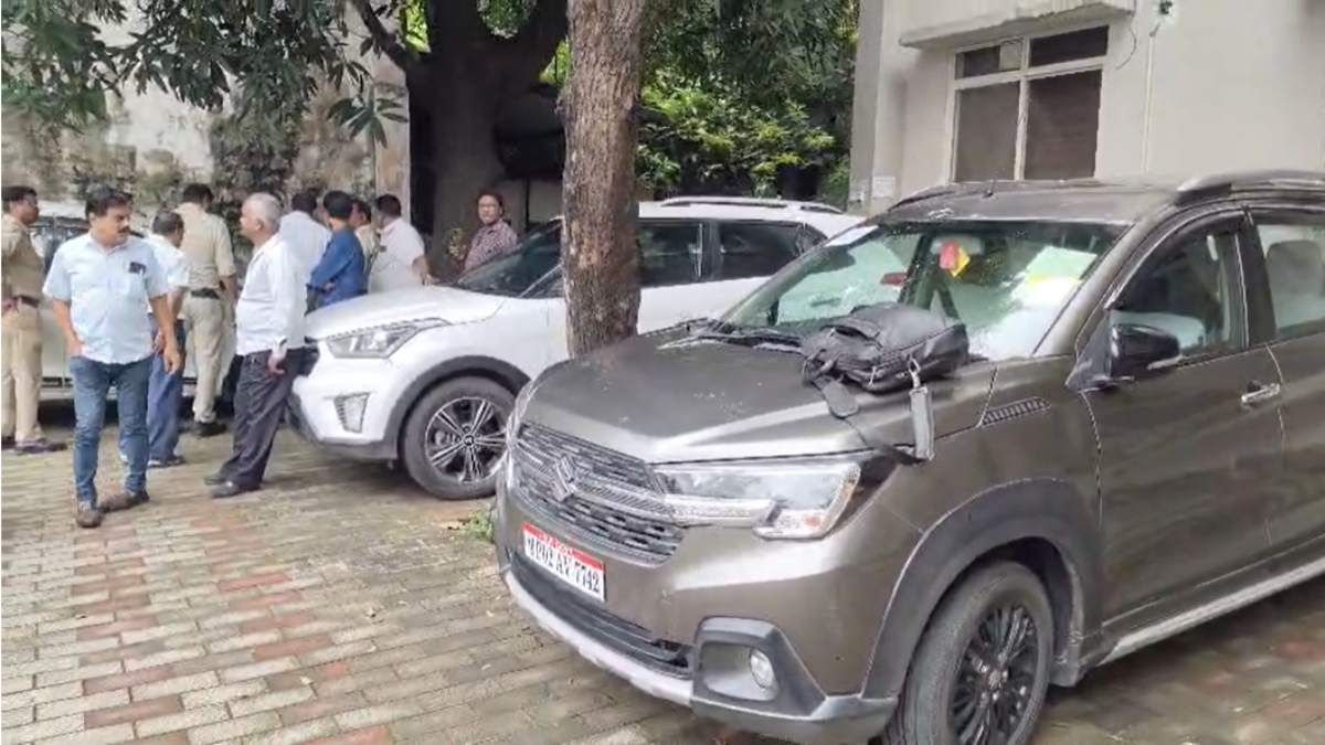 Exclusive: राजधानी के स्वास्थ्य संचालनालय में फिर चली कुर्की की कार्रवाई, कोर्ट के आदेश पर गाड़ियां, कंप्यूटर और लैपटॉप जब्त, जानिए क्या है मामला