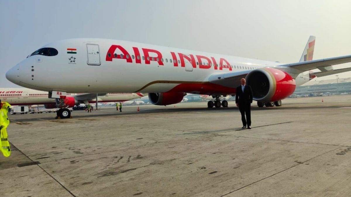 सऊदी अरब-दिल्ली जा रही Air India की अहमदाबाद में इमरजेंसी लैंडिंग, टॉयलेट में मिला बम लिखा टिश्यू से मचा हड़कंप