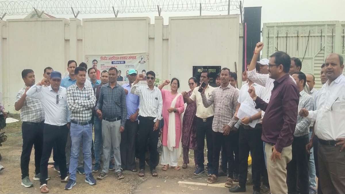 10 साल से लंबित प्रधान पाठक पदोन्नति की मांग को लेकर रायपुर पहुंचे सैकड़ों शिक्षक, एक सप्ताह में प्राविधिक सूची जारी करने का मिला आश्वासन