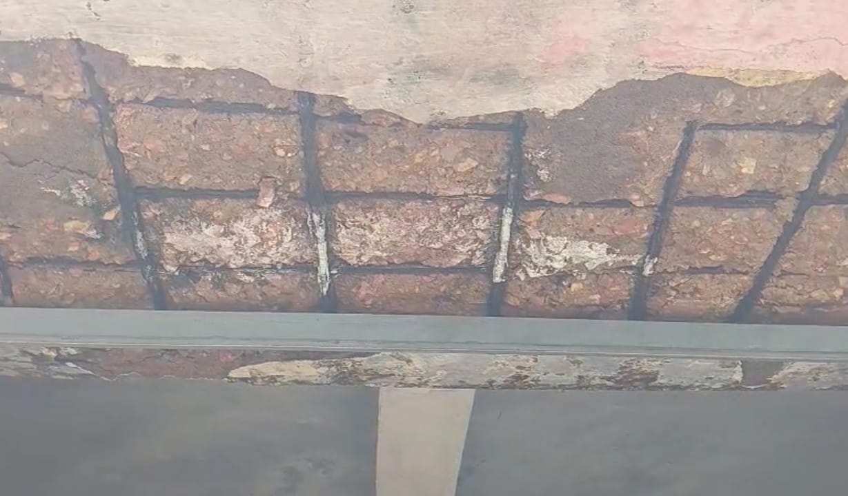 स्कूल भवन की मरम्मत के नाम पर भ्रष्टाचार का आरोप, ग्रामीण बोले – 80 हजार खर्च के बाद भी समस्या जस की तस, SDM ने कहा – जांच कराएंगे