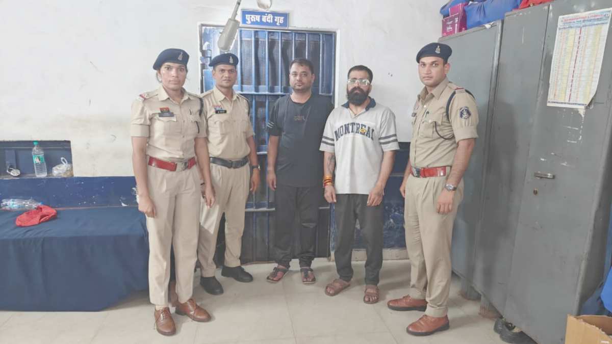 नकली GOLD FLAKE सिगरेट का खुलासा, दो आरोपी गिरफ्तार, 8 हजार सिगरेट जब्त