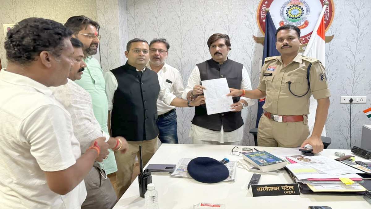CG News : आराध्य देवताओं पर अभद्र टिप्पणी से आक्रोश, FIR दर्ज कराने थाने पहुंचे BJP नेता, बजरंग दल ने भी किया प्रदर्शन
