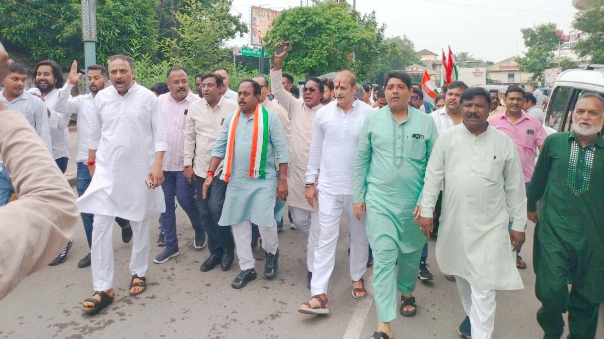 राहुल गांधी के समर्थन में सड़क पर उतरी कांग्रेस, FIR को बताया राजनीतिक प्रतिशोध