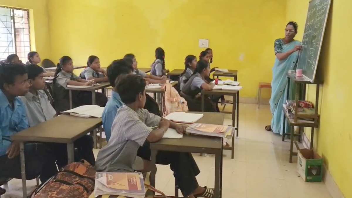 बस्तर में शिक्षा व्यवस्था का हाल : तीन साल से स्कूल भवन का इंतजार, पंचायत भवन में पढ़ने को मजबूर बच्चे