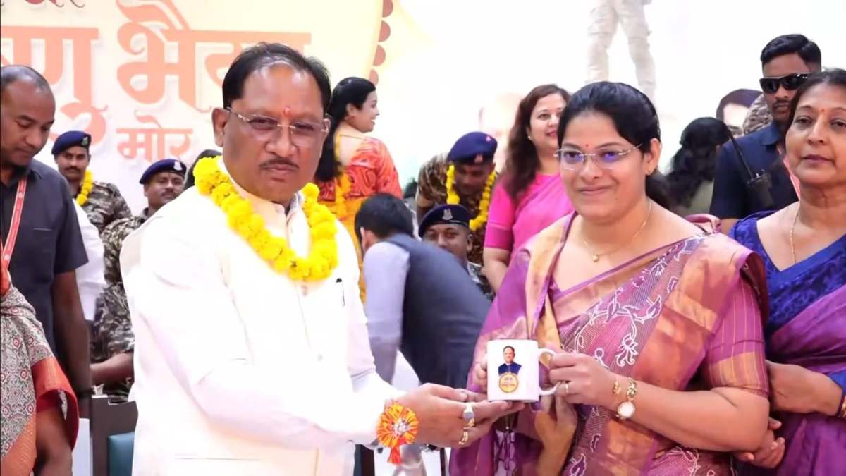 स्नेह की डोर विष्णु भैया मोर : शहीद जवान की पत्नी ने CM साय को बांधी राखी, मुख्यमंत्री बोले- आज मुझे सगी बहन से बढ़कर बहन मिली