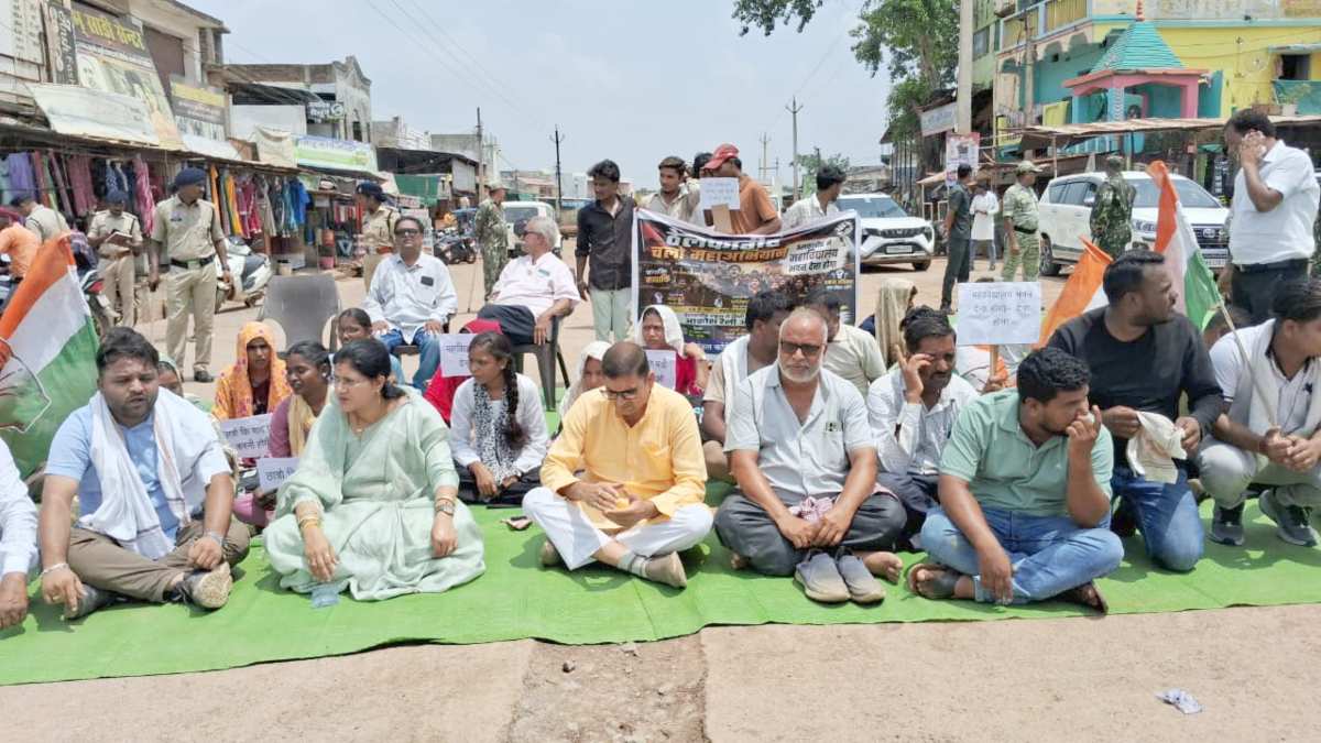 5 साल बाद भी स्कूल में चल रहा कॉलेज : सड़क पर उतरे छात्र और कांग्रेसी, विधायक हर्षिता ने कहा – सदन में कई बार उठाया मुद्दा, फिर भी नहीं बना भवन