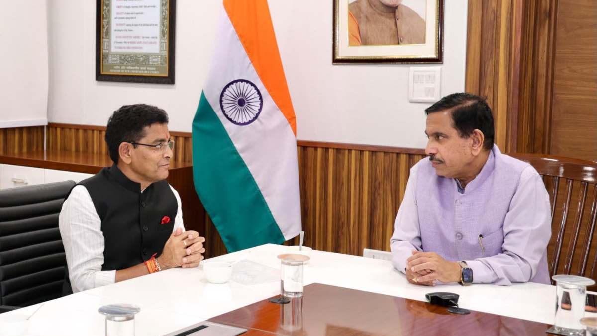 बलौदाबाजार में केंद्रीय विद्यालय खुलने की उम्मीद, केंद्रीय मंत्री प्रह्लाद जोशी से मिले उच्च शिक्षा मंत्री टंकराम वर्मा