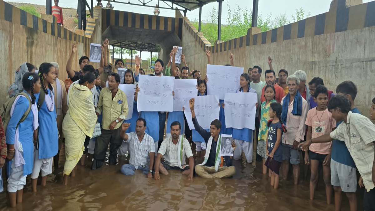 अंडरब्रिज में घुटनों तक पानी : छात्राओं के साथ कांग्रेसियों ने किया प्रदर्शन, प्रशासन को दो दिन का दिया अल्टीमेटम