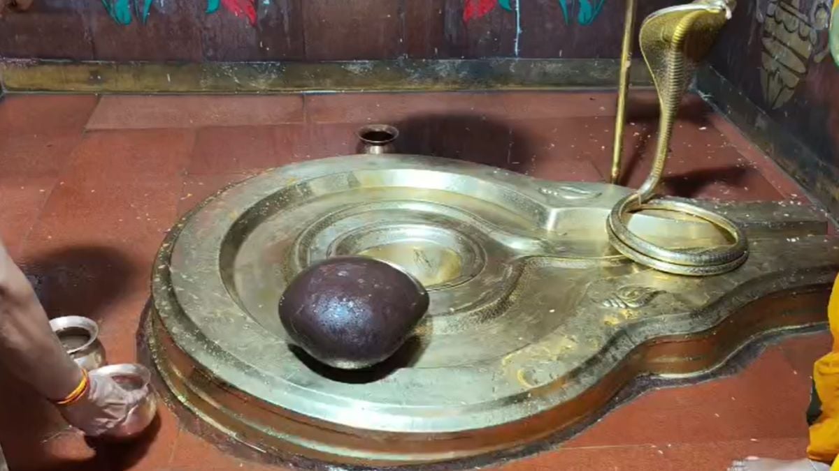 सावन सोमवारः सिद्धेश्वर महादेव धाम जहां आस्था देती है परीक्षा, कोहनी के बल उठता है शिवलिंग, मान्यता- मनोकामना पूरी होने का संकेत