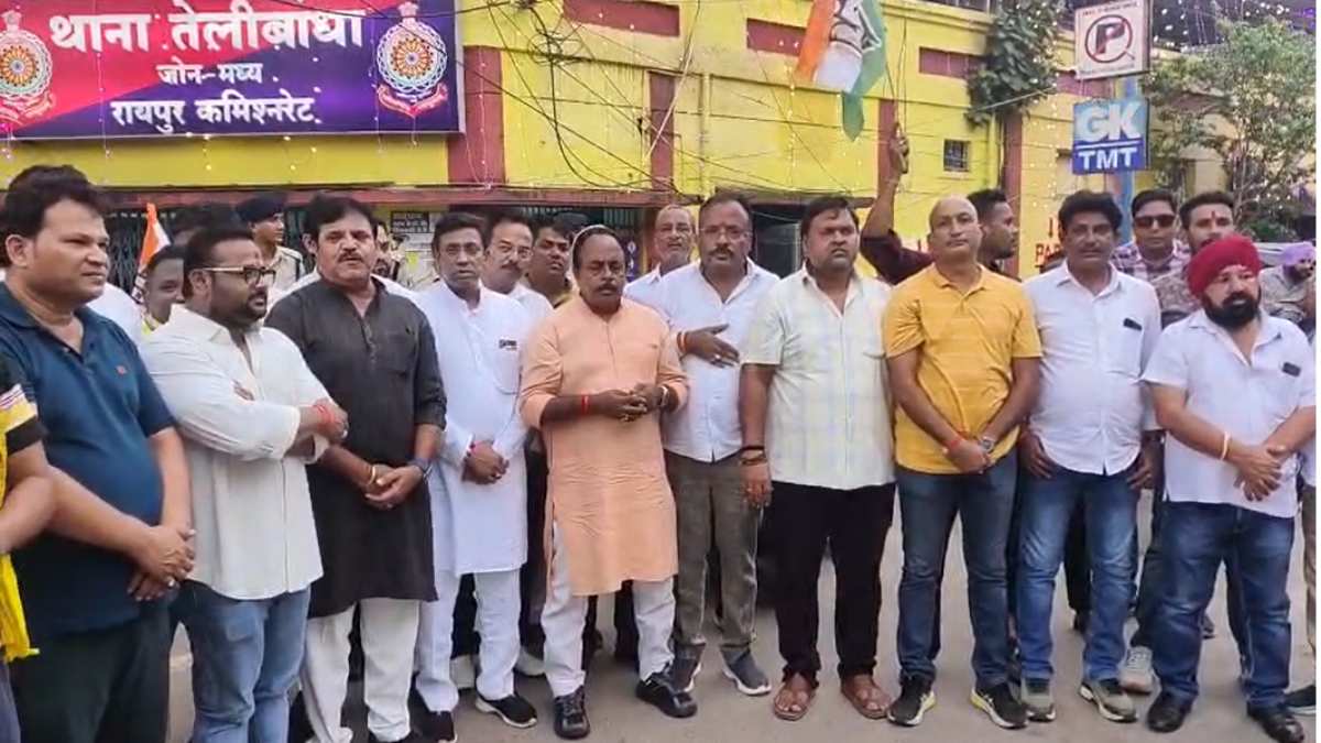 गौमाता की मौत को लेकर कांग्रेस का प्रदर्शन, महापौर समेत निगम अफसरों पर FIR की मांग
