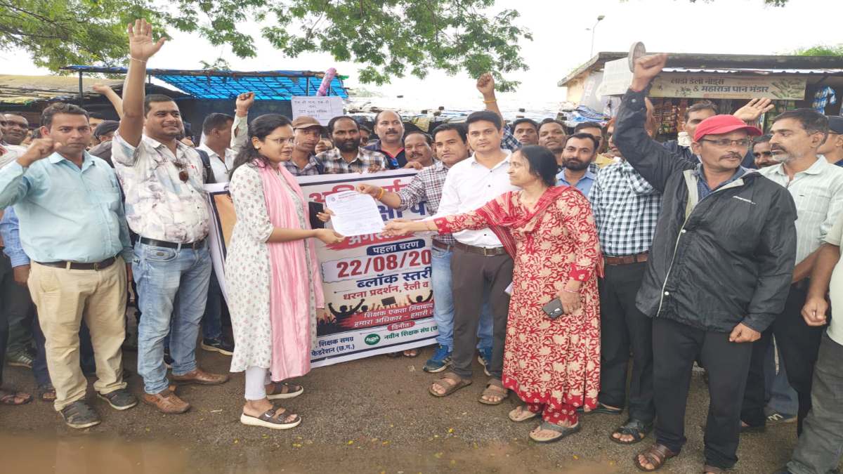 25 साल पढ़ाने वाले शिक्षकों को अब TET क्यों? बरसते पानी के बीच सड़क पर उतरे टीचर, जानिए पूरा विवाद
