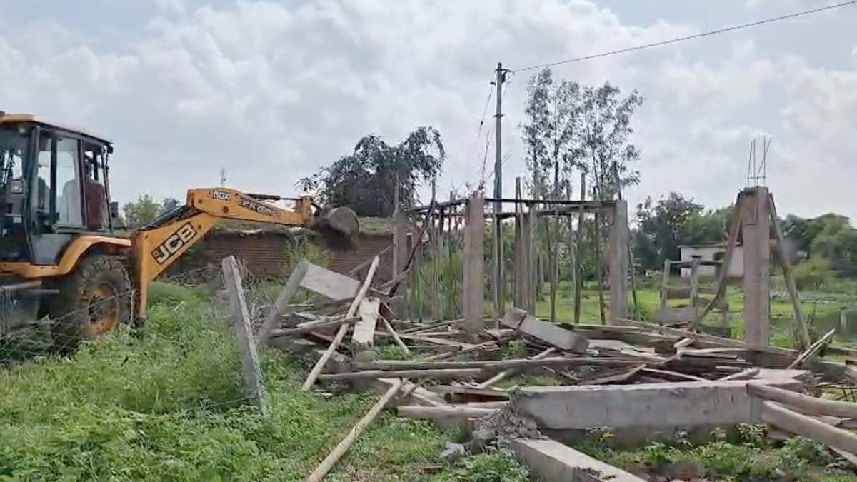 पशु क्रूरता मामले में बड़ी कार्रवाई : आरोपी पिता-पुत्र गिरफ्तार, पंचायत सचिव निलंबित, शासकीय भूमि से हटाया गया अतिक्रमण