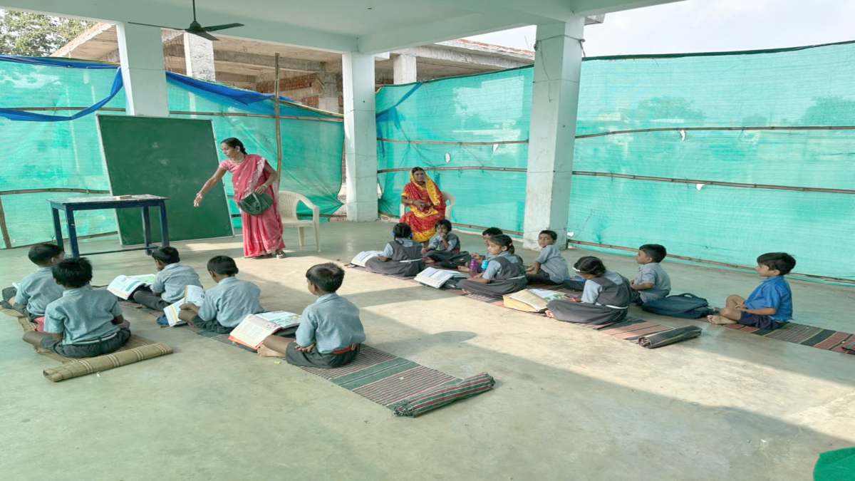 ये है मंत्री के इलाके का हाल : पुराने भवन को तोड़ने के दो साल बाद भी नहीं बना नया स्कूल भवन, तालाब, बंदर और सांप के डर के बीच पढ़ रहे बच्चे