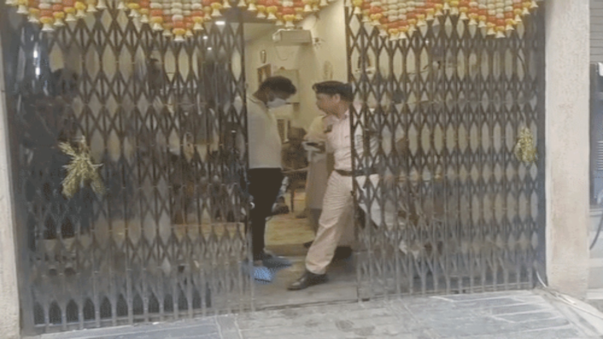 CG Crime : होटल में यूपी के युवक ने युवती पर नुकीले हथियार से किया वार, फिर खुद का काटा गला, गंभीर हालत में दोनों अस्पताल में भर्ती