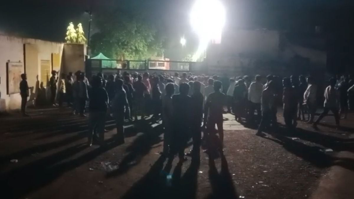 औद्योगिक क्षेत्र में हादसों का सिलसिला जारी: विजय ट्रांसमिशन फैक्ट्री में श्रमिक मौत, आक्रोशित लोगों ने किया प्रदर्शन