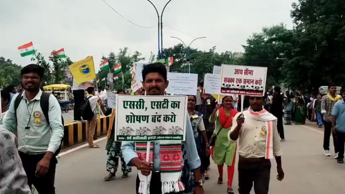 विश्व आदिवासी दिवस पर डीएड अभ्यर्थियों का प्रदर्शन: सर्व आदिवासी समाज ने की 1316 सहायक शिक्षकों की नियुक्ति की मांग, इंडोर स्टेडियम से जयस्तंभ चौक तक निकाली रैली
