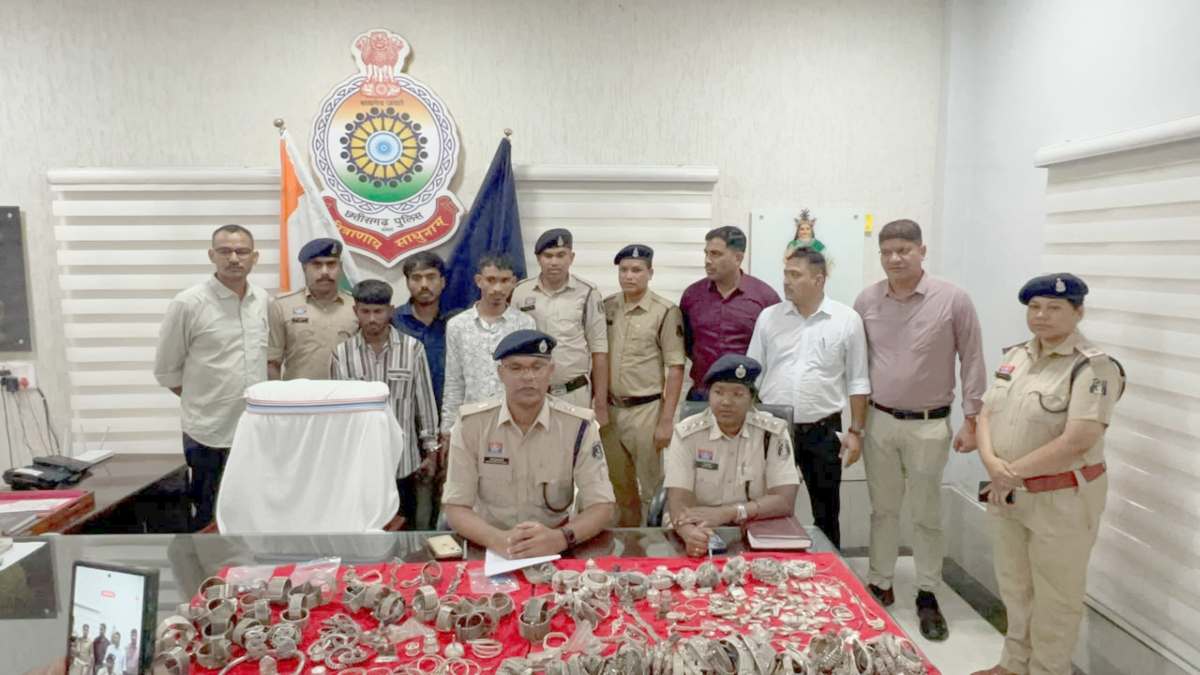 CG Crime : चोरी की स्कूटी से सराफा दुकान में धावा, तालाब में छिपाया लाखों का माल, तीन आरोपी गिरफ्तार