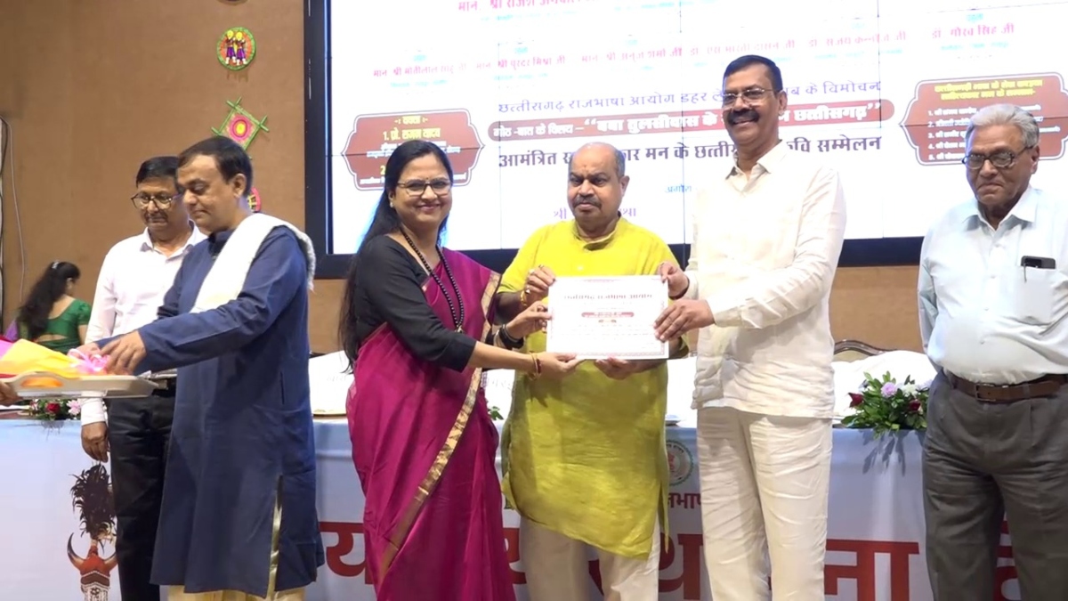 छत्तीसगढ़ राजभाषा आयोग का 19वां स्थापना दिवस, साहित्यकारों का हुआ सम्मान