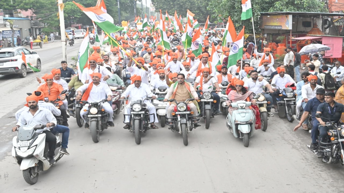 तिरंगे के रंग में रंगा रायपुर पश्चिम : राजेश मूणत के नेतृत्व में निकली विराट तिरंगा यात्रा, भारत माता चौक पर हुई दिव्य आरती