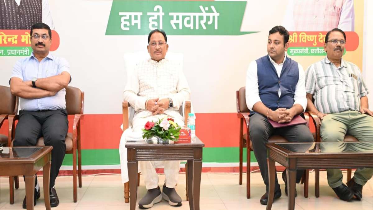 सीएम से लेह-लद्दाख अध्ययन भ्रमण से लौटे पत्रकारों ने की मुलाकात, मुख्यमंत्री साय ने कहा – बस्तर की नई पहचान पर्यटन से गढ़ने में मीडिया की महत्वपूर्ण भूमिका