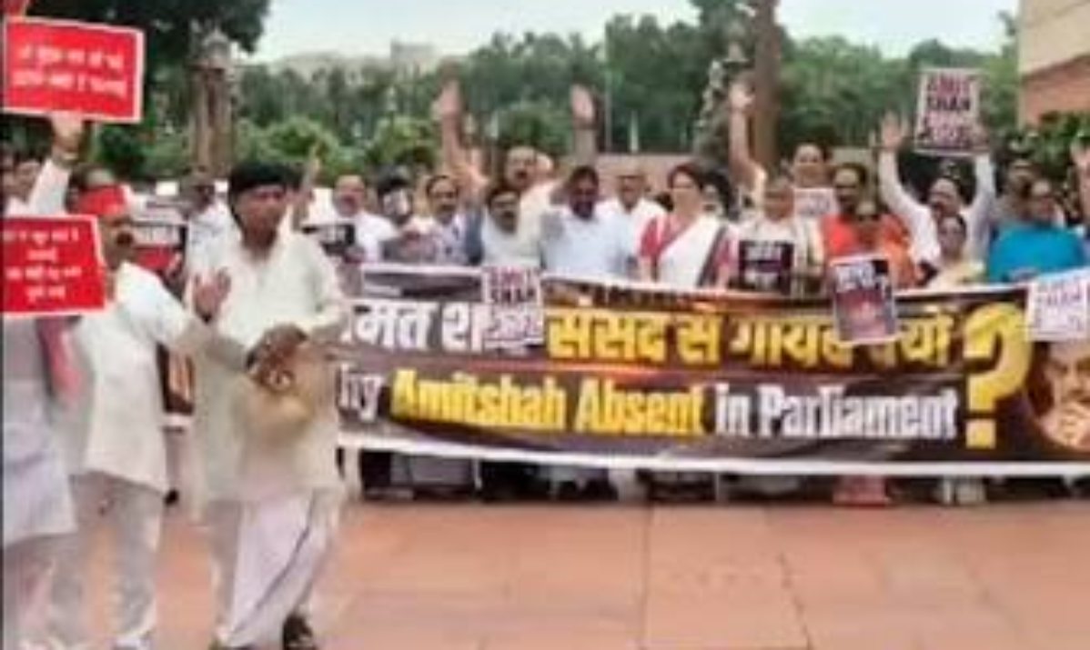 संसद परिसर “गृह मंत्री जवाब दो” की नारेबाजी से गूंजा, चढ़ावा चोरी और लाठीचार्ज का पुरजोर विरोध