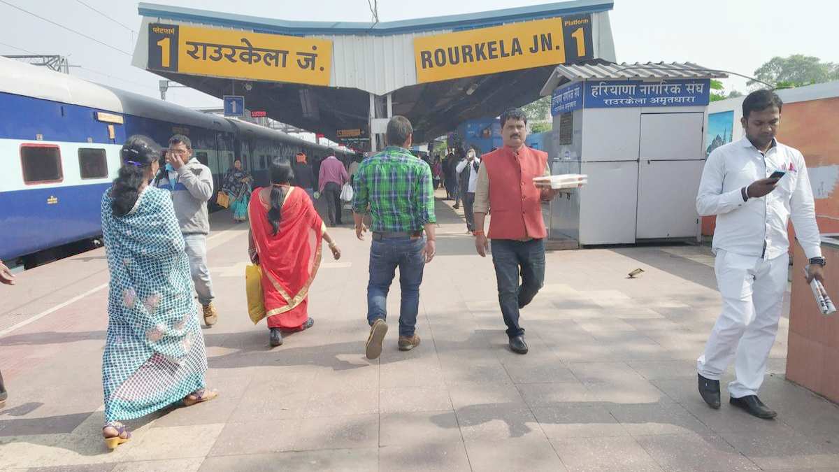राउरकेला रेलवे स्टेशन पर बड़ा हादसा : एक करोड़ की लागत से बना शेड ढहा, 4 लोग घायल, दो वाहन क्षतिग्रस्त