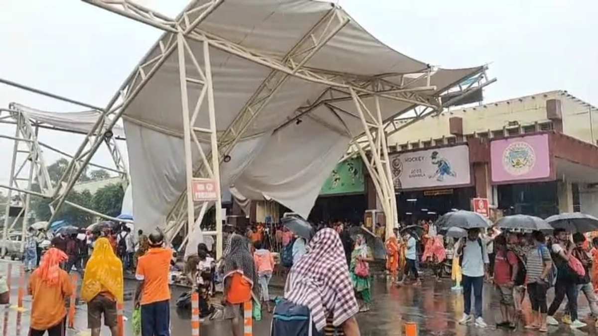राउरकेला रेलवे स्टेशन पर बड़ा हादसा : एक करोड़ की लागत से बना शेड ढहा, 4 लोग घायल, दो वाहन क्षतिग्रस्त
