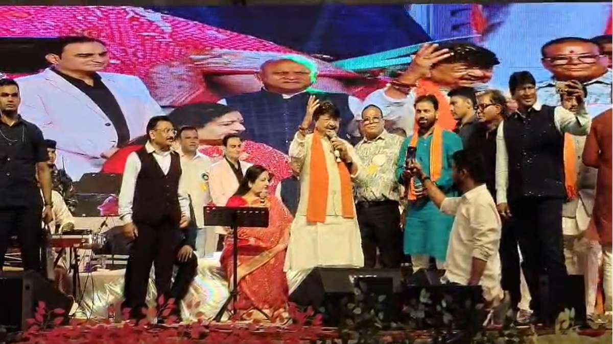 मंत्री विजयवर्गीय ने बटोरीं तालियां: सिंगर अनुराधा पौडवाल के कहने पर गाया- ‘हमें तुमसे प्यार कितना’