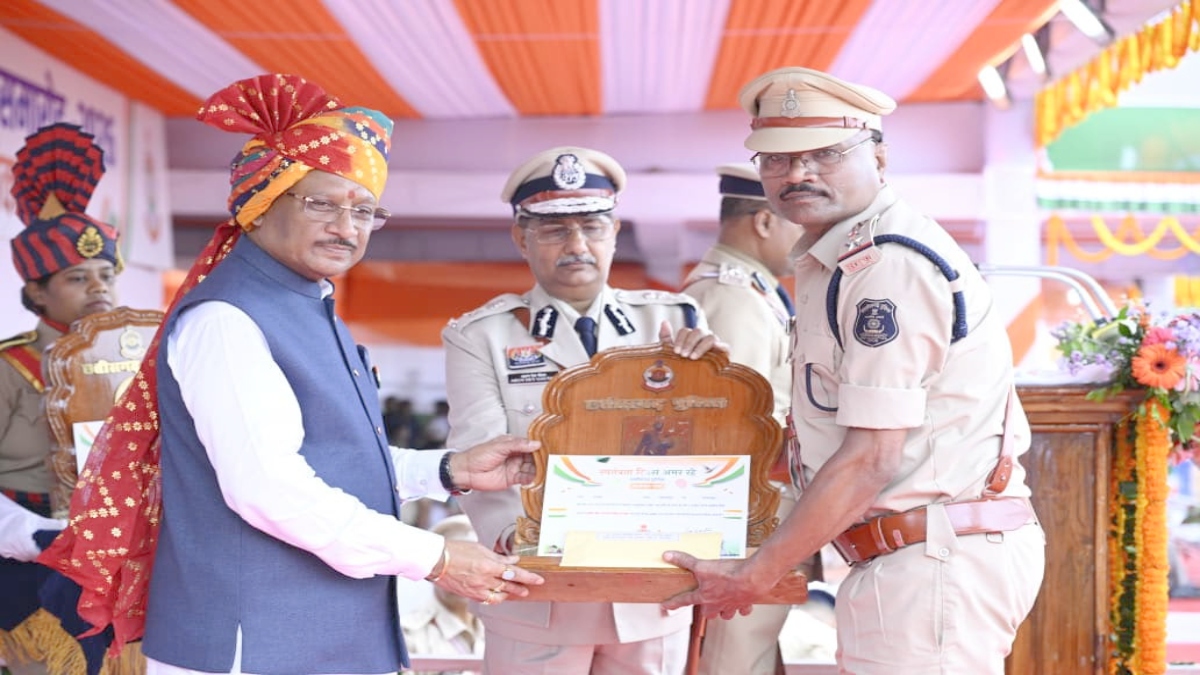 सीएम के हाथों IG रामगोपाल समेत 10 अधिकारियों को मिला भारतीय पुलिस मेडल, ASI रामावतार सिंह को राष्ट्रपति विशिष्ट सेवा पदक