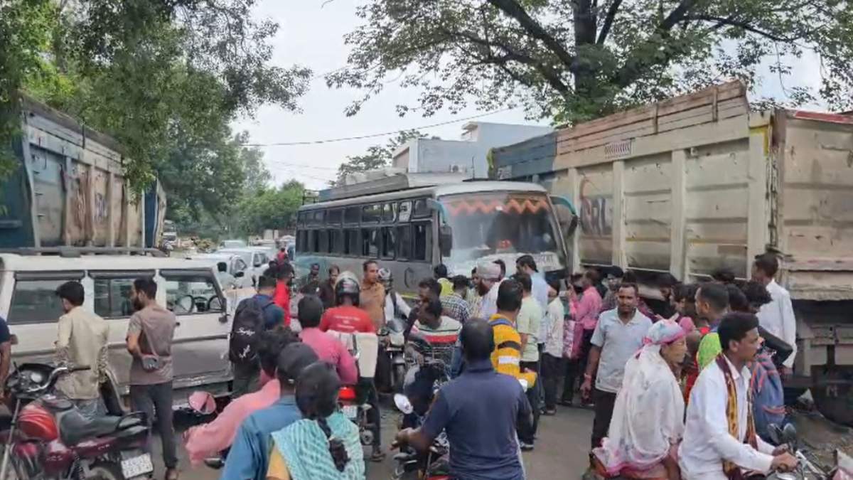 CG News : यात्रियों से भरी बस और बोलेरो में टक्कर, कई लोग घायल
