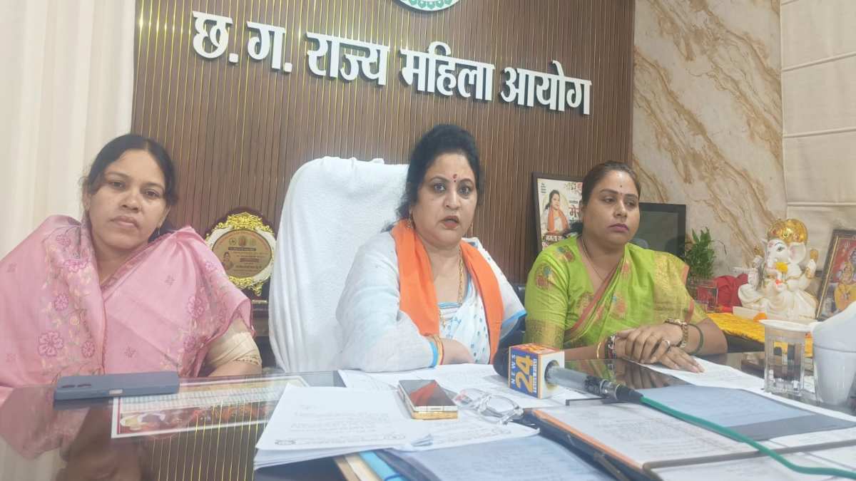 महिला आयोग की सुनवाई में बड़ा मामला : 13 नर्सों ने एजेंसी पर लगाया आधी सैलरी हड़पने का आरोप, FIR कराने के निर्देश