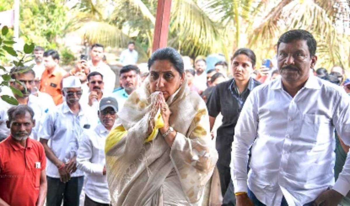 डिप्टी CM सुनेत्रा पवार को ‘गूंगी गुड़िया’ कहना कांग्रेस को पड़ा भारी, NCP ने माफी की मांग की