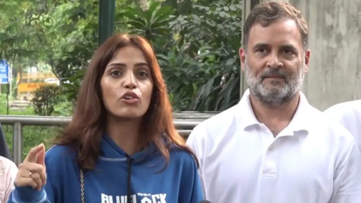 राहुल गांधी की प्रेस कॉन्फ्रेंस में वायरल गर्ल रिया अहीर ने लगाया आरोप, कहा- बेटियों को न पढ़ने दे रहे और न बचने दे रहे