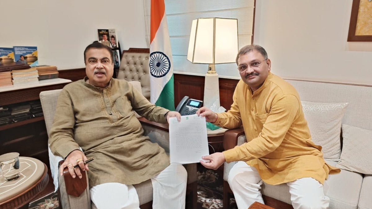 सांसद संतोष पांडेय ने केंद्रीय मंत्री नितिन गडकरी से की मुलाकात, धवईपानी-सिमगा फोरलेन और खैरागढ़-कवर्धा सड़क चौड़ीकरण की मांग