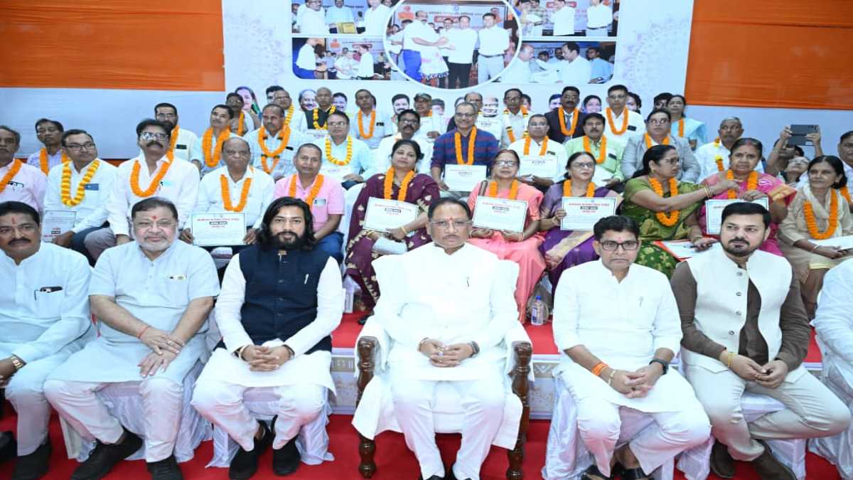 सीएम साय ने दिव्यांगों को सहायक उपकरणों का किया वितरण, इंडोर स्टेडियम के जीर्णोद्धार के लिए की 7 करोड़ की घोषणा