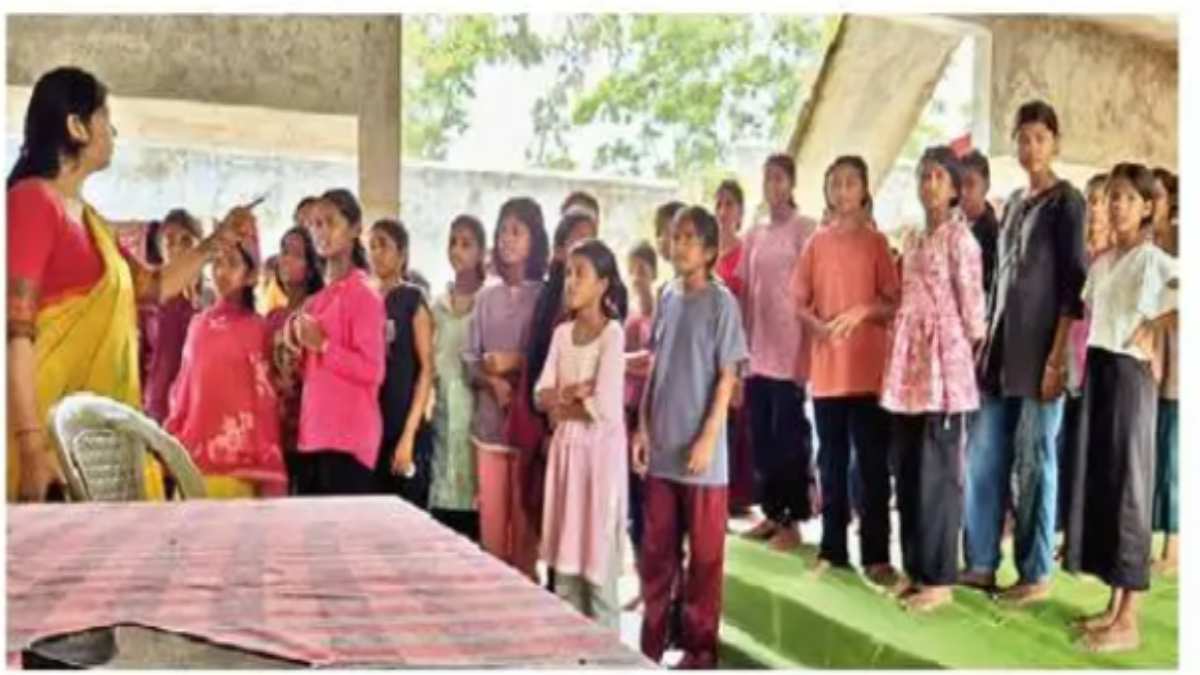 छात्रावास के बच्चों का छलका दर्द : छात्राओं का आरोप – गार्ड वर्दी धुलवाती है, मालिश भी कराती है, काम नहीं करने पर देती है धमकी