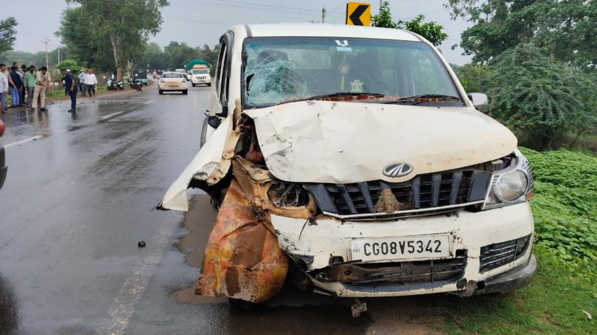 CG में भीषण सड़क हादसा : बाइक और कार में भिड़ंत, 5 साल के बच्चे समेत 4 घायल, दो की हालत गंभीर