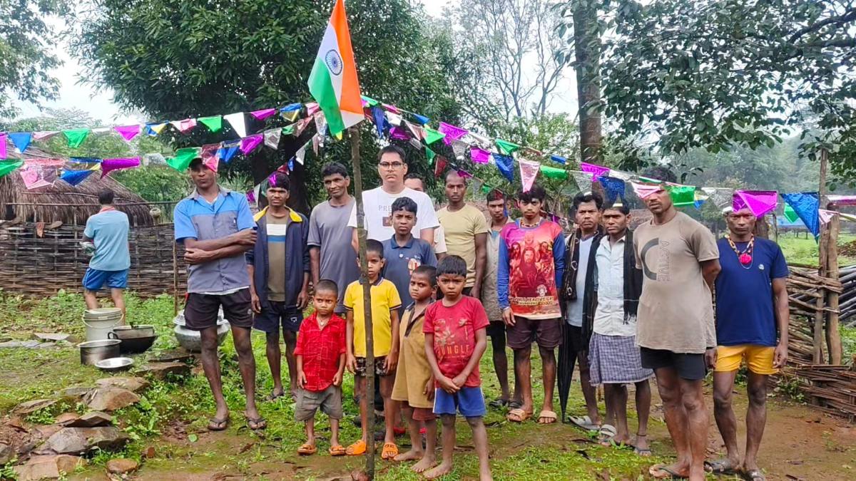 अबूझमाड़ की बदली तस्वीर : जहां तिरंगा फहराना कभी मौत को दावत था, वहां पहली बार शान से लहराया तिरंगा, जवानों संग ग्रामीणों ने मनाया आजादी का जश्न