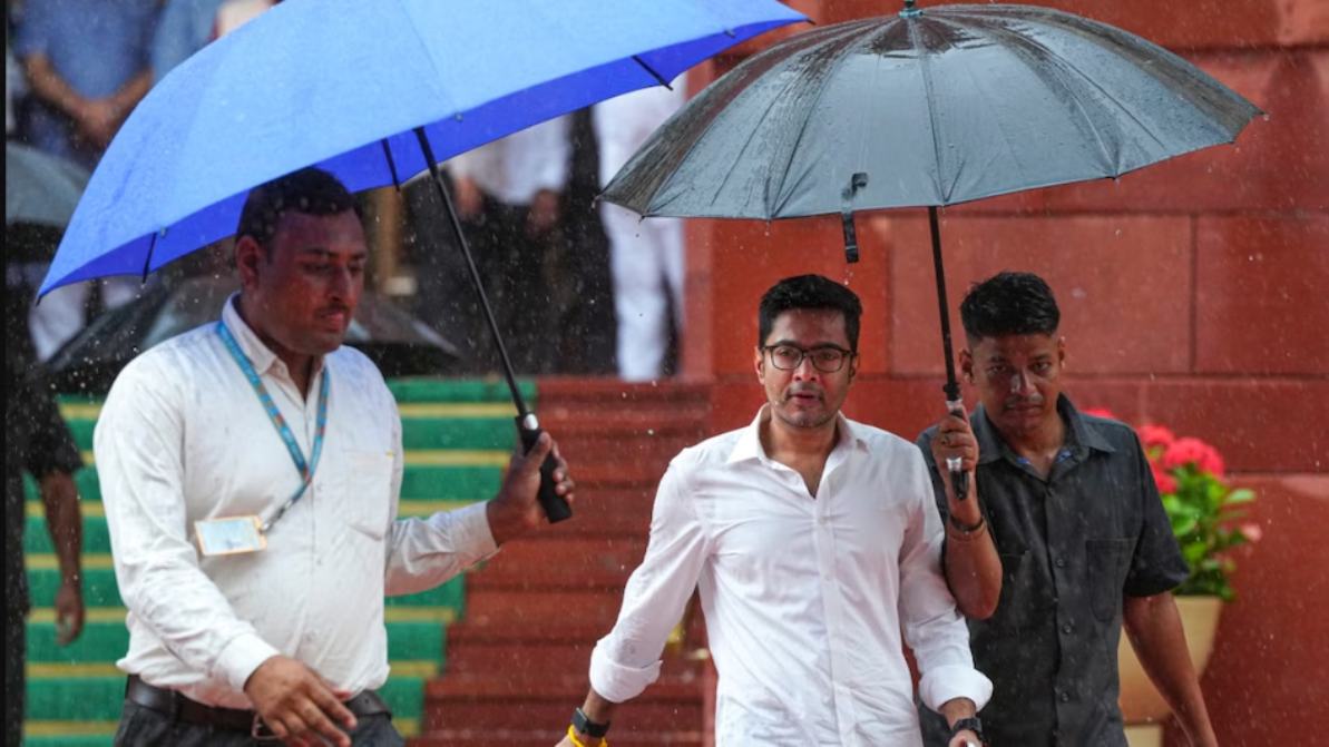 विदेश जाने की जिद्द! हाईकोर्ट से झटका लगते ही SC पहुंचे अभिषेक बनर्जी